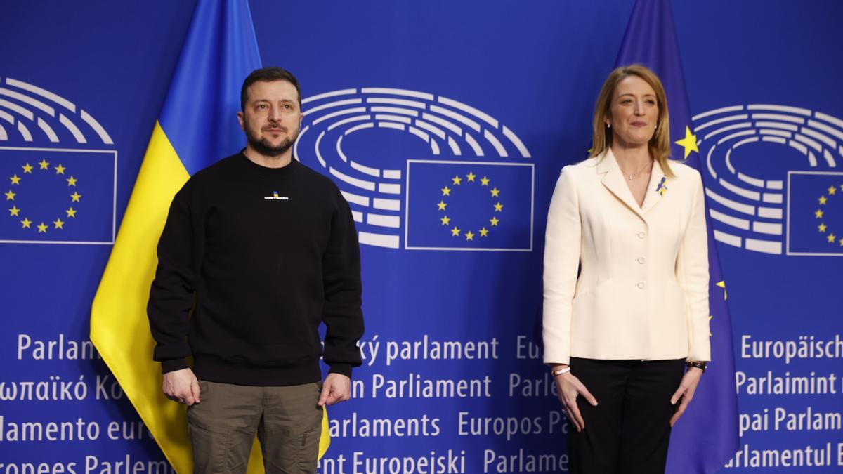 Zelenski recibe el cariño de los líderes europeos en Bruselas.