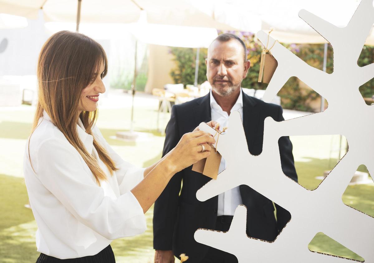 Noelia Avilés y Arturo Collados poniendo en una rama del Árbol de los Compromisos sus buenos deseos ambientales “porque cada gesto cuenta”.