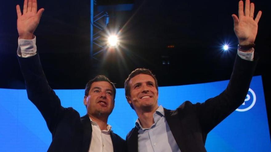 Pablo Casado y Juanma Moreno saludan al auditorio congregado para la Intermunicipal del PP, ayer, en el hotel NH de Málaga.