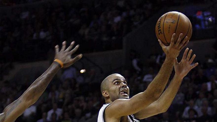 Tony Parker realiza una entrada a canasta. / joe mitchell