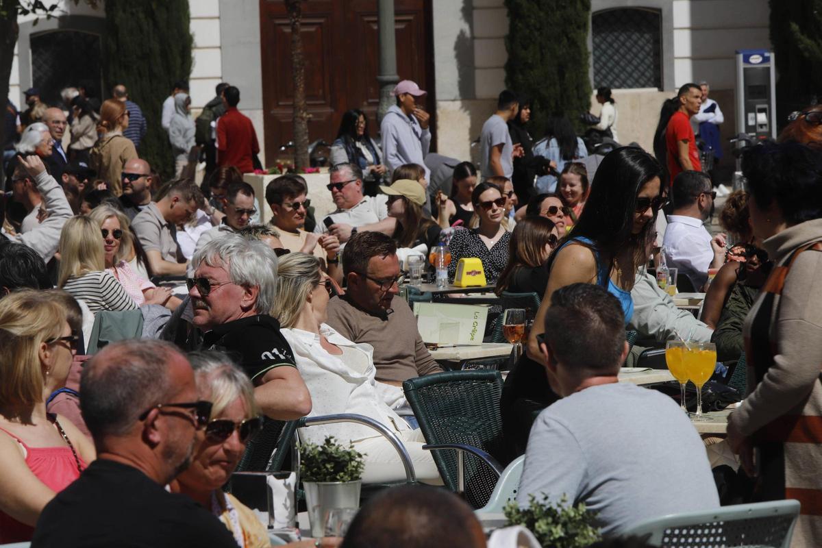 Imagen de archivo de turistas en una céntrica terraza de València.