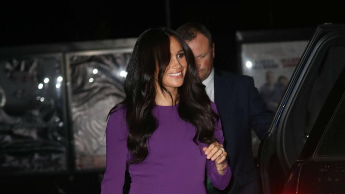 Meghan Markle con vestido morado