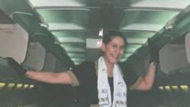 Nerea Basarte en un avión en 2001 cuando trabajaba como azafata de vuelo, y ahora en el Camp d'Elx en la finca donde ejerce como pastora de ovejas.