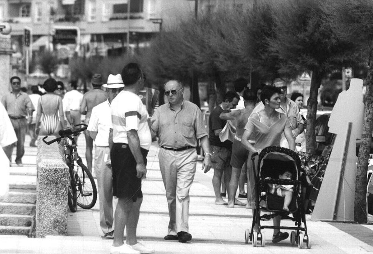 Gente en el paseo de Silgar, en 1997.