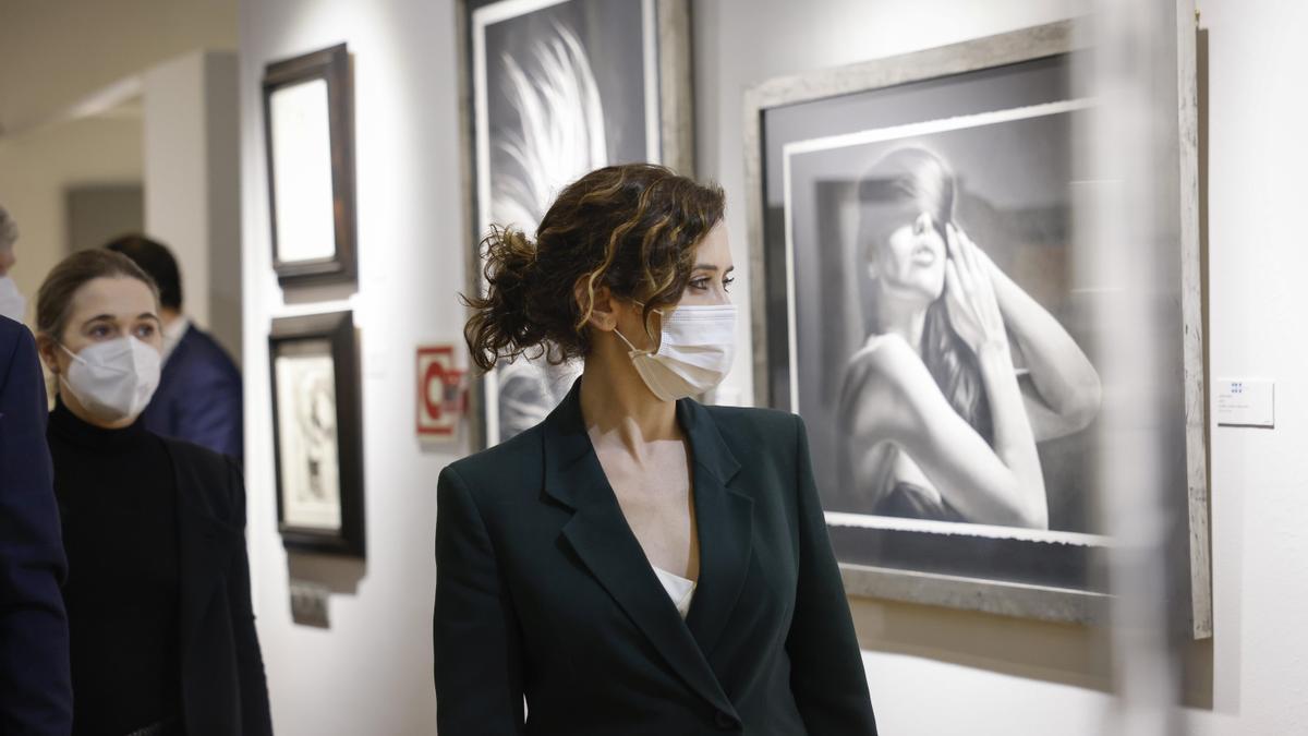 La presidenta de la Comunidad de Madrid, Isabel Díaz Ayuso, visita el Salón de Arte Moderno.