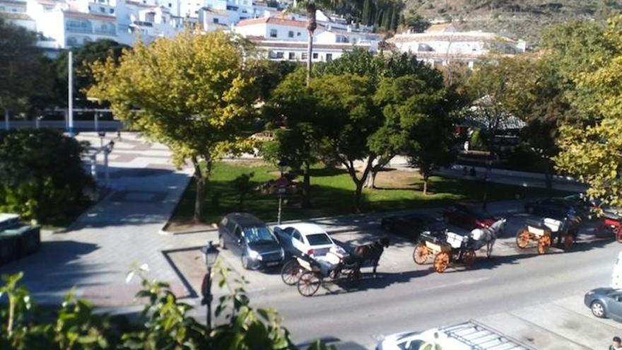 Una vista panorámica de la plaza Virgen de la Peña del casco histórico mijeño.