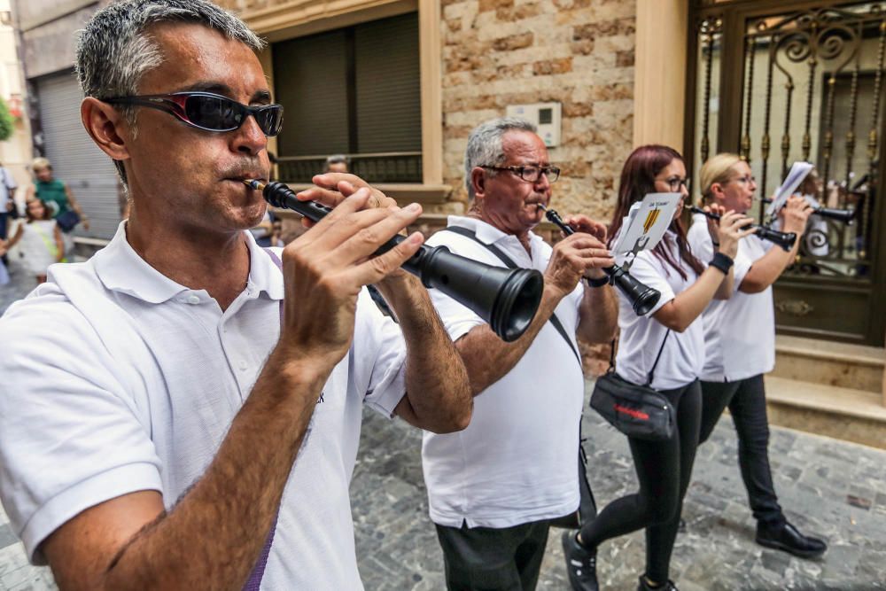 Centenares de callosinos participaron ayer en la tradicional comitiva por las principales calles del municipio vestidos con sus trajes huertanos.