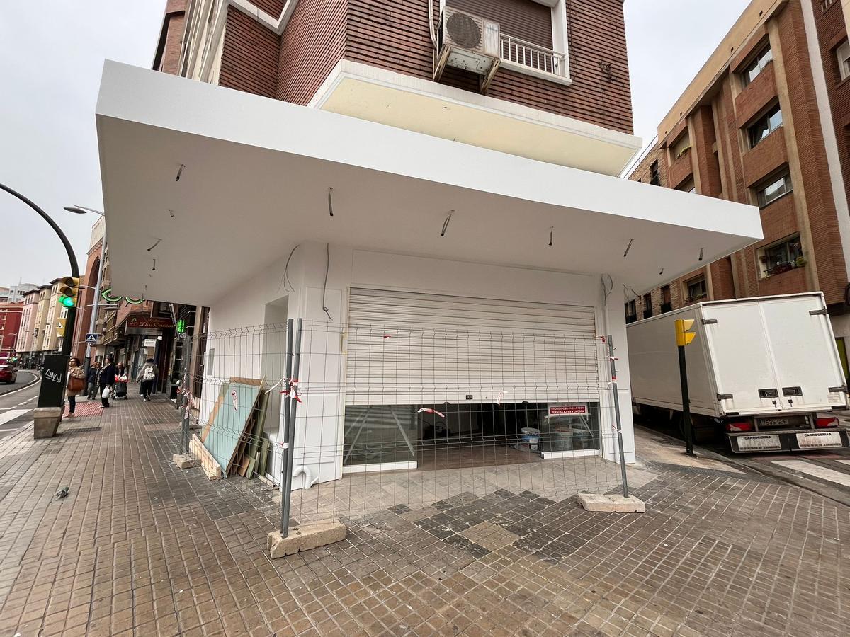 La nueva entrada al loca, mucho más amplia y moderna, se sitúa en el emblemático chaflán.