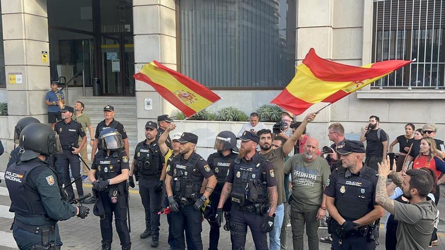 CRISIS MIGRATORIA | A PIE DE CALLE. La Policía interviene en el centro de Ceuta para evitar altercados ante la llegada de agitadores contra los musulmanes