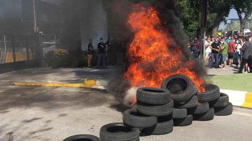 Els pneumàtics en flames que han encès els treballadors de Nissan