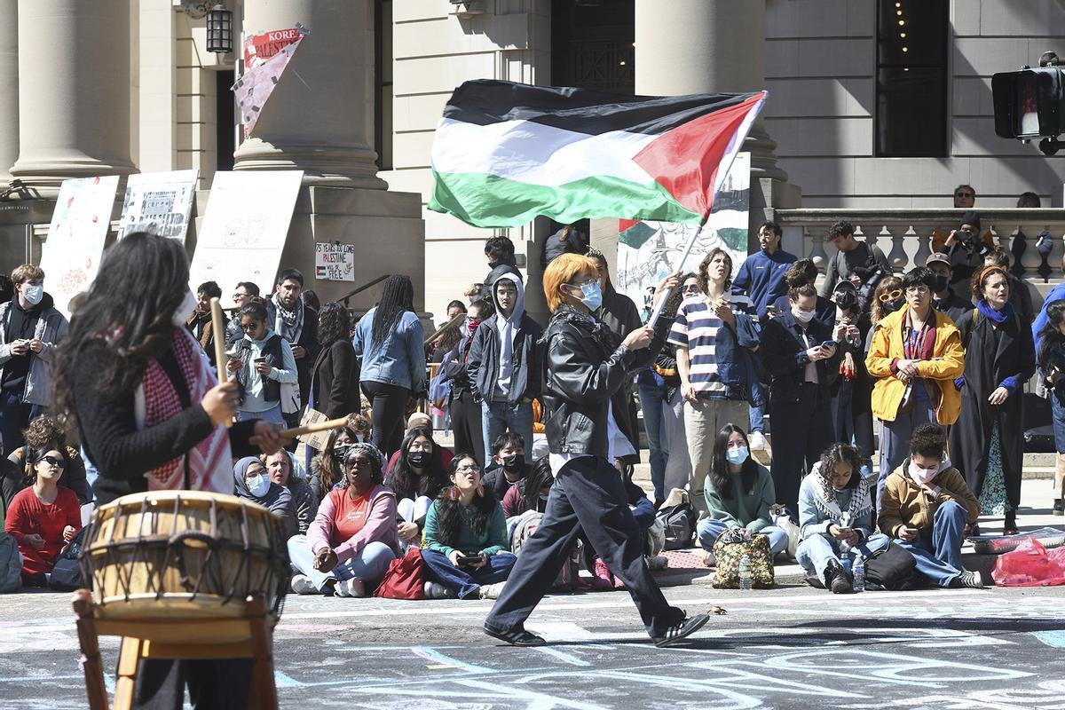 Several hundred students and pro-Palestinian supporters rally at the intersection of Grove and College Streets, in front of Woolsey Hall on the campus of Yale University in New Haven, Conn. April 22, 2024. (Ned Gerard/Hearst Connecticut Media via AP) / EDITORIAL USE ONLY / ONLY ITALY AND SPAIN