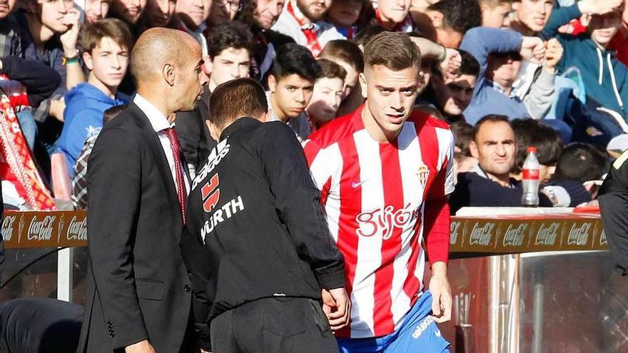 Juan Rodríguez, en el momento de saltar al terreno de juego.