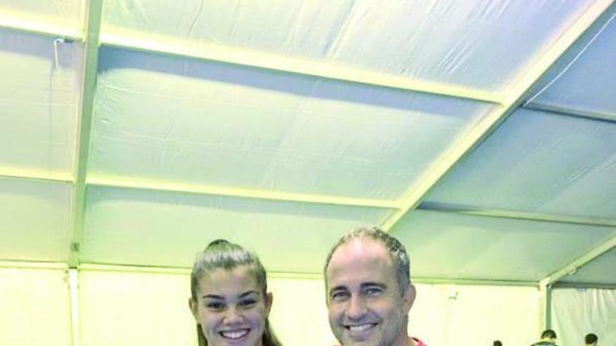 Laura Vázquez, con su entrenador Marcial Romero, en Croacia. |  // FDV