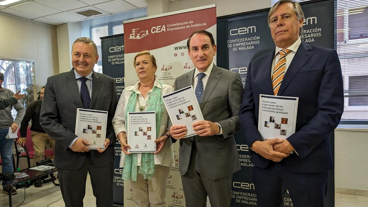 La presentación del informe sobre el impacto del turismo en la economía andaluza, en la sede de la CEM en Málaga.