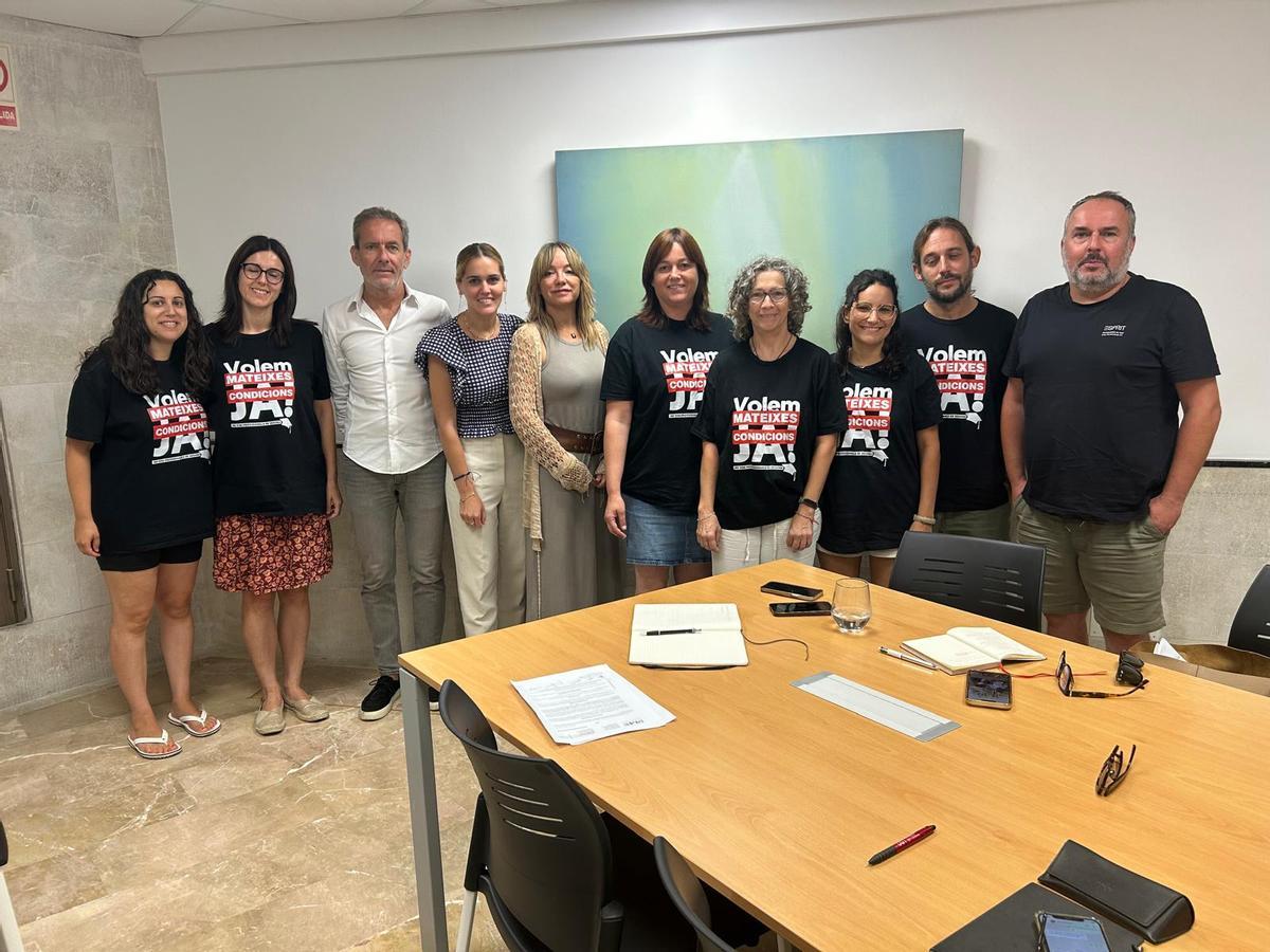 Trabajadoras de las 'escoletes', representantes de UGT, CCOO, el Ayuntamiento y Estudi 6, tras el acuerdo alcanzado.