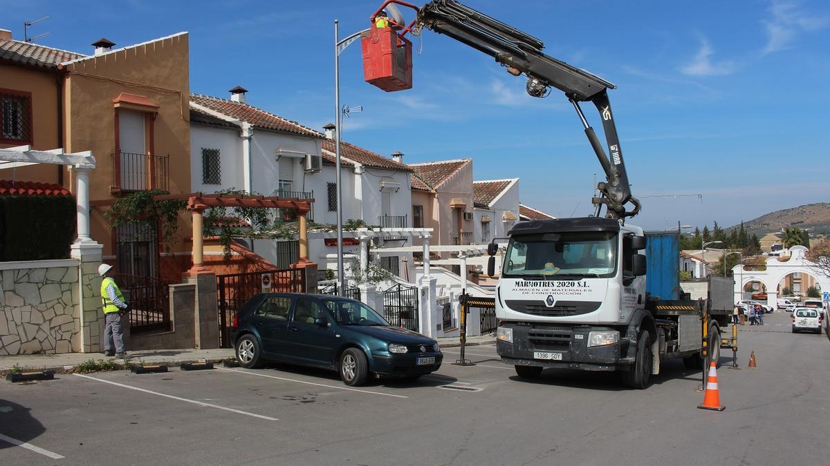 Trabajos de cambio de luminarias en Nelia de las NIeves.