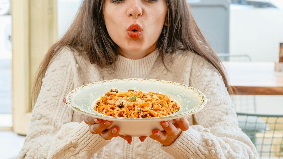 Dona menjant un plat de pasta