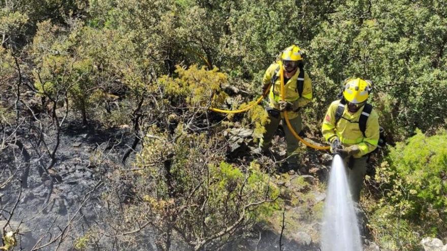 Una treintena de bomberos siguen aún en el incendio de Mijas