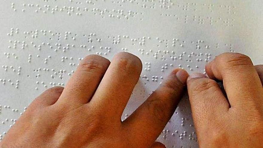 Una persona con discapacidad visual lee un texto en lenguaje braille.