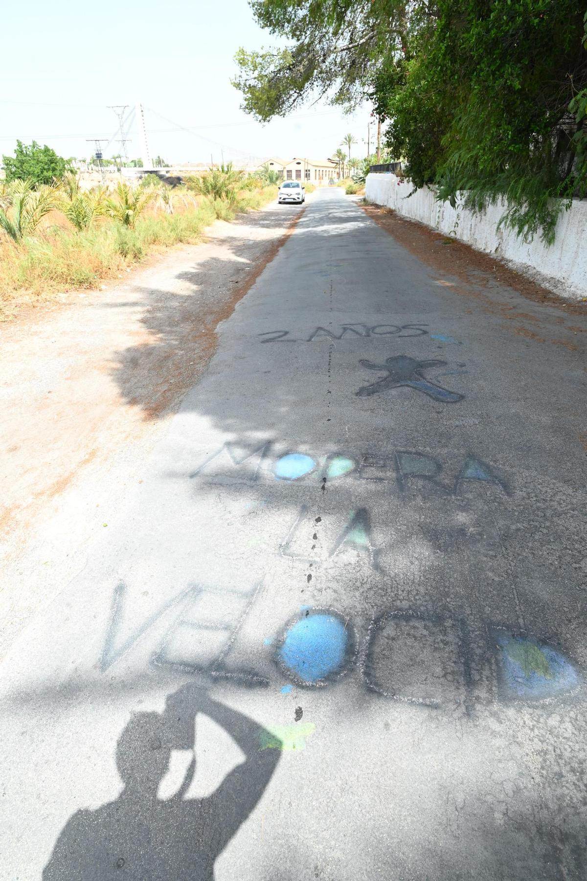 Uno de los mensajes de moderación de velocidad pintados en el suelo.