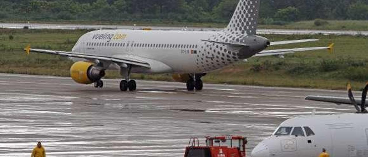 Un avión de Vueling, en la pista de Peinador. // Marta G. Brea