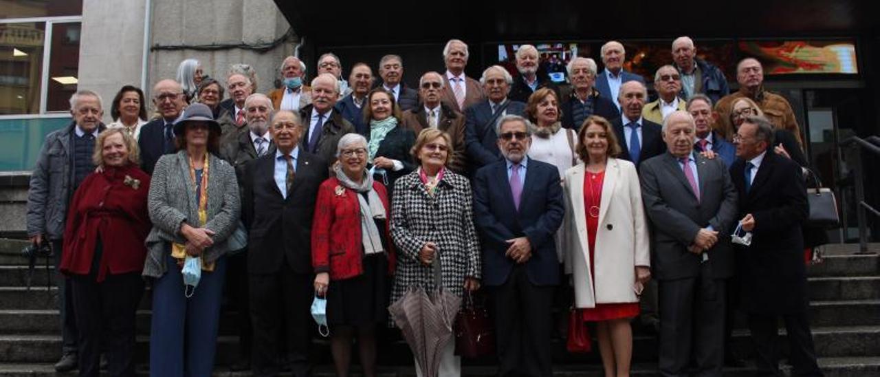 Los miembros de la promoción del 71, con sus mujeres, ayer, a las puertas de la Escuela de Minas. | |  VÍCTOR ALONSO