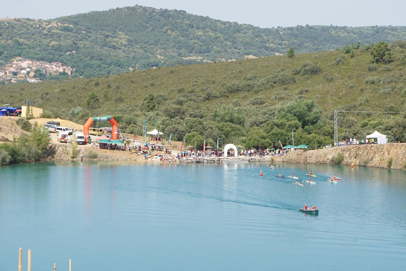 GALERÍA | Campeonato de piragüismo en la nueva "playa" de Aliste: la cantera de San Vicente