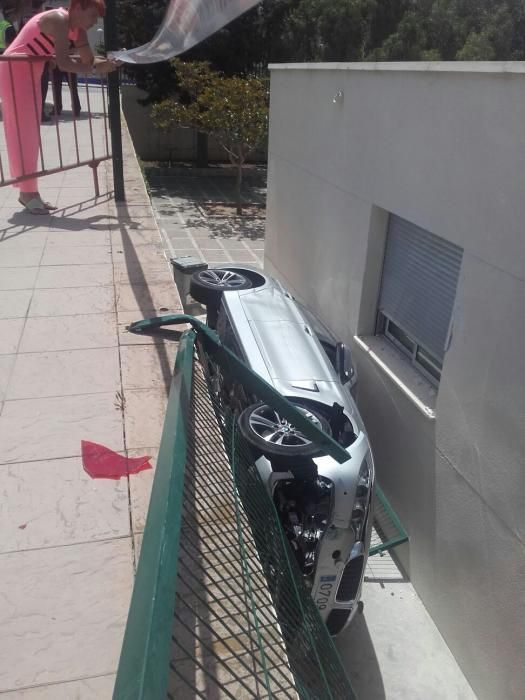 Un coche se estrella en el patio de un colegio de Benissa