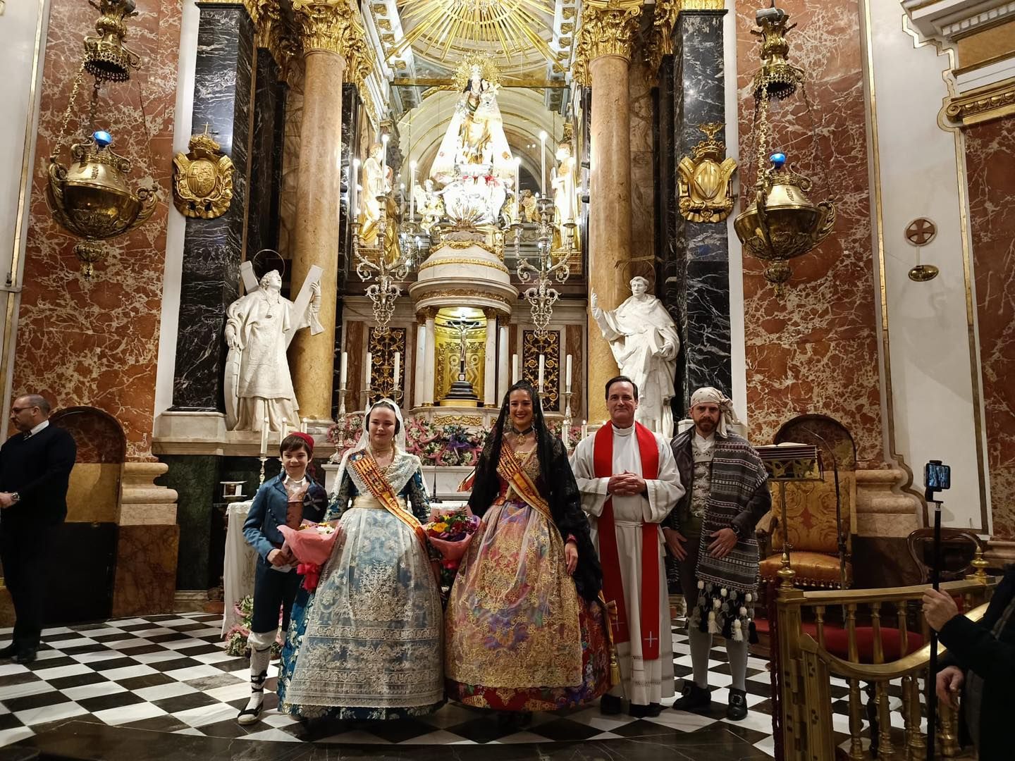 Un manto para la Virgen por los 50 años de la Falla Telefónica