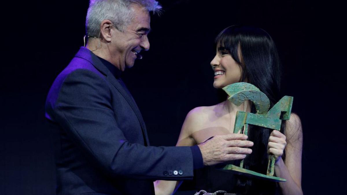 Carles Francino entrega el Ondas a Aitana, ayer, en Barcelona. | | EFE