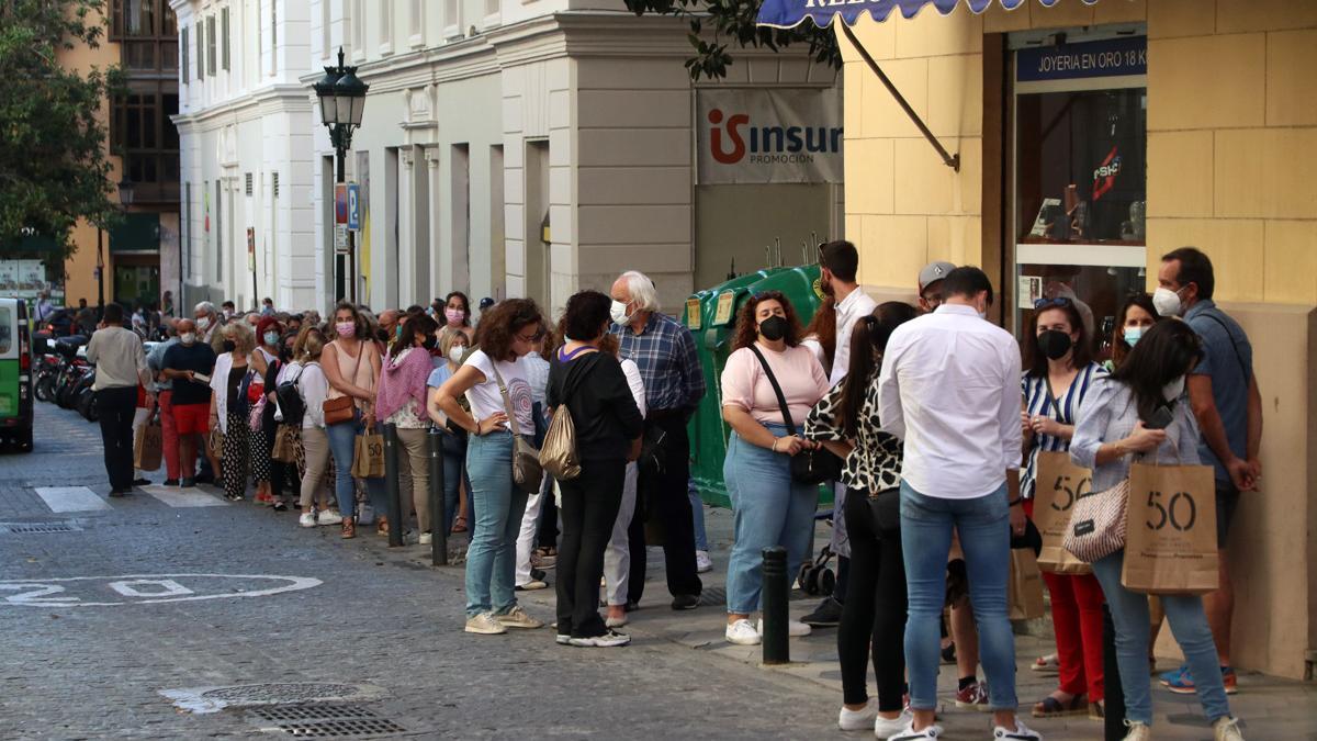 Colas, durante la firma de libros de María Dueñas para apoyar a Proteo.