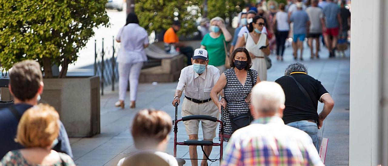 Personas caminando por el centro de Alicante en una imagen reciente. | JOSE NAVARRO