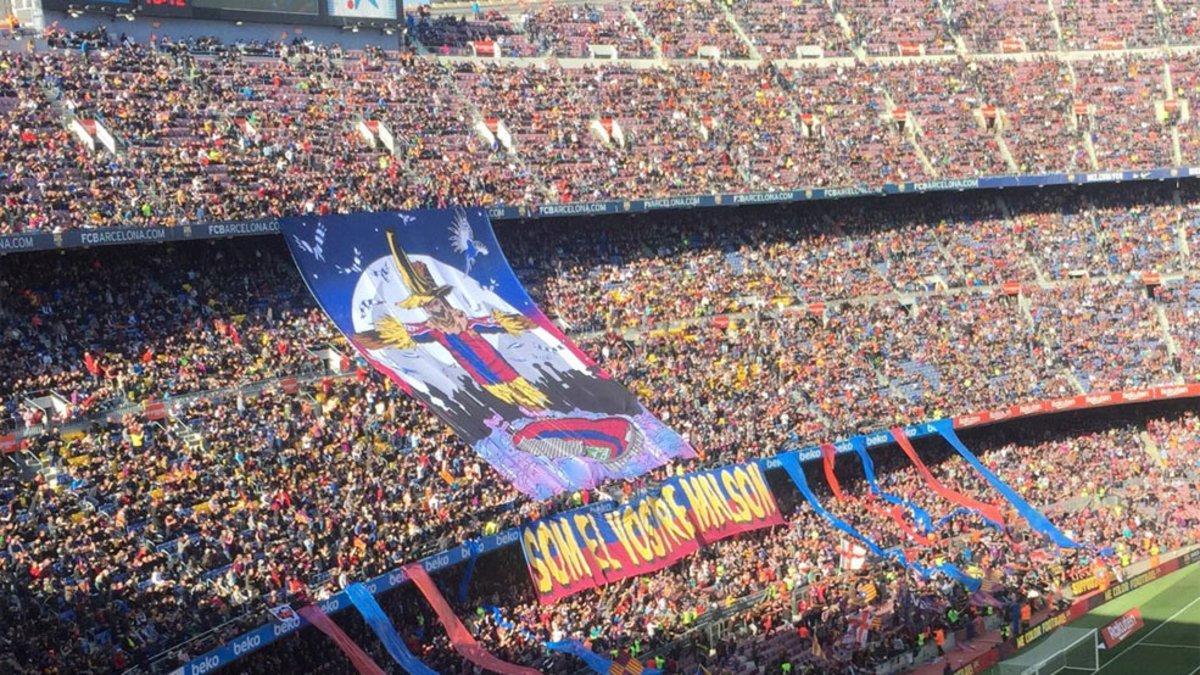 La afición del FC Barcelona desplegó una pancarta relativa al derbi