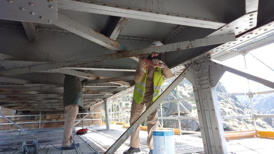 El repintado del Puente Pino: un minucioso proceso de montaje y desmontaje de andamios