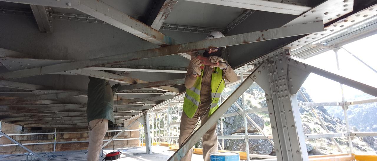 Trabajos de limpieza y reparación previos al pintado del primer vano del Puente Pino