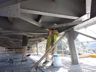 El repintado del Puente Pino: un minucioso proceso de montaje y desmontaje de andamios
