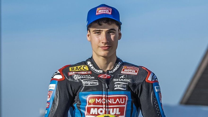 Pau Alsina amb la seva equipació oficial