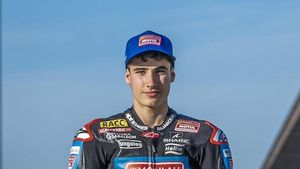 Pau Alsina amb la seva equipació oficial