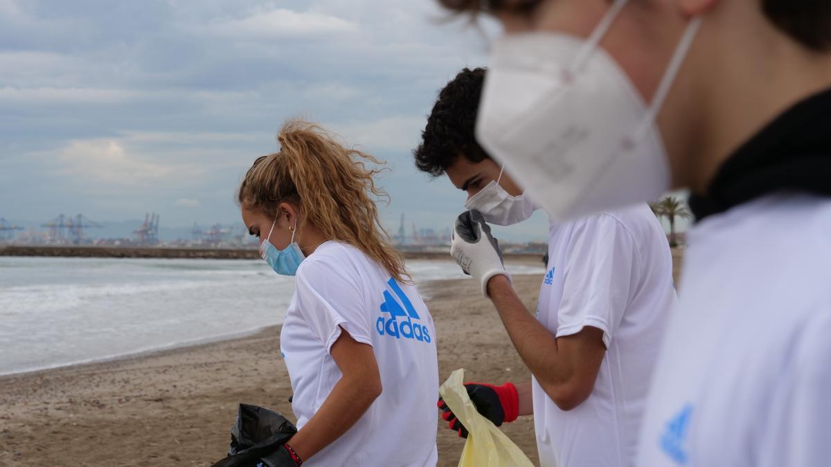 Se organizarán los SCHOOL PROGRAM, sesiones de concienciación y recogida de plásticos 