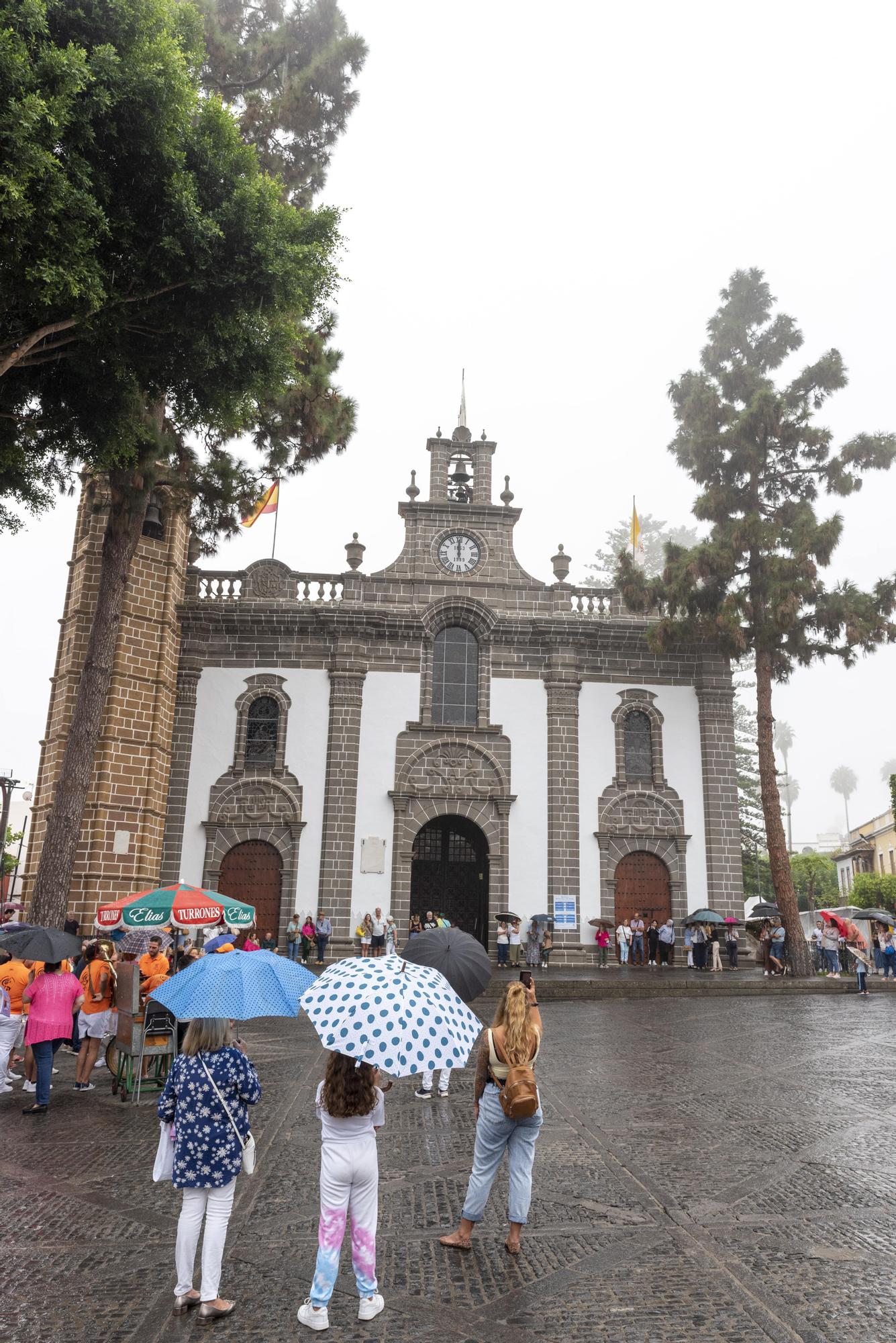 La bandera de las Fiestas del Pino 2022 ya ondea en lo alto de la basílica