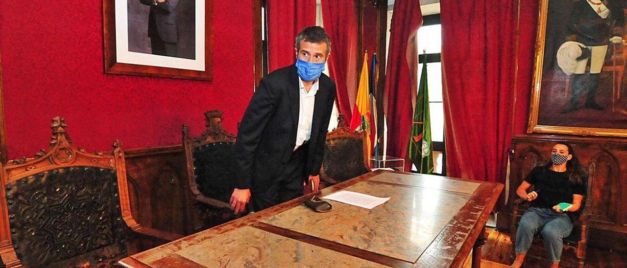 El alcalde de Vilagarcía, Alberto Varela, en una imagen de archivo en el Salón Noble del Concello.