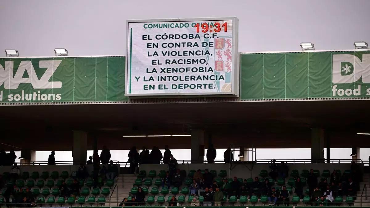 Un mensaje antiviolencia expuesto en el antiguo videomarcador situado sobre Fondo Sur, en El Arcángel, a inicios de temporada.