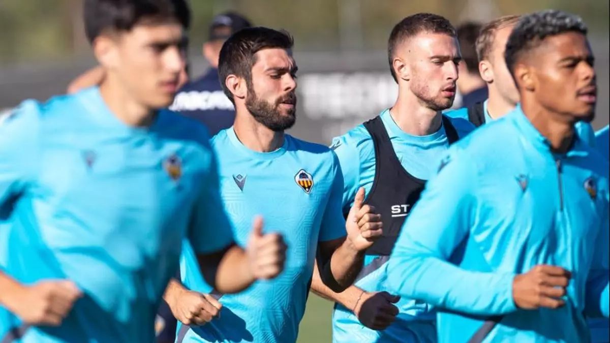 El Castellón defiende su plaza en promoción de ascenso en El Molinón
