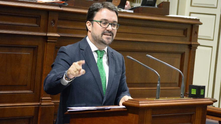 Asier Antona en el Parlamento de Canarias