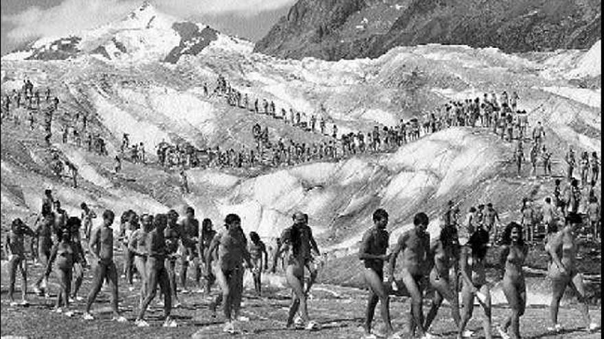 Unas 600 personas desnudas posaron ayer en el glaciar suizo de Aletsch para Spencer Tunick. / l.g.