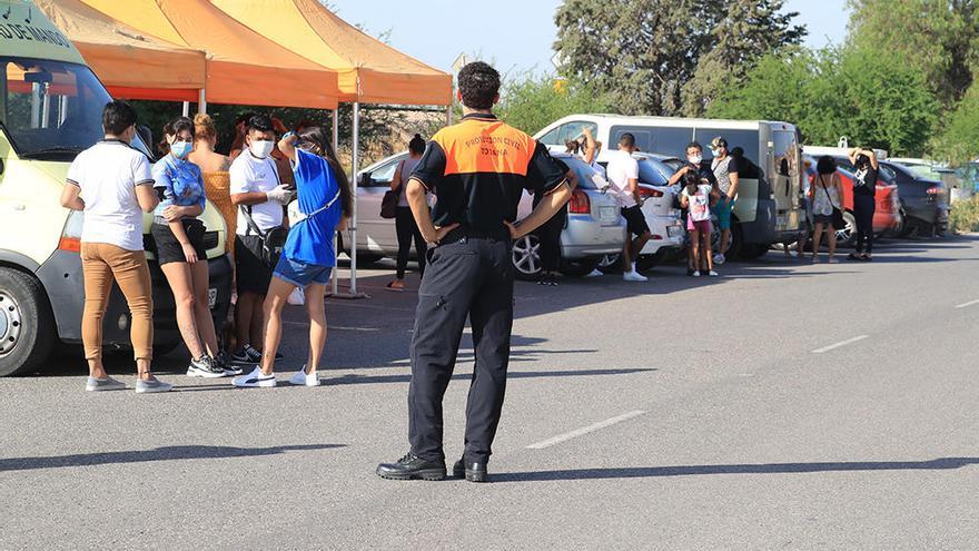 Colas ante un punto covid en Totana para practicarse una PCR.