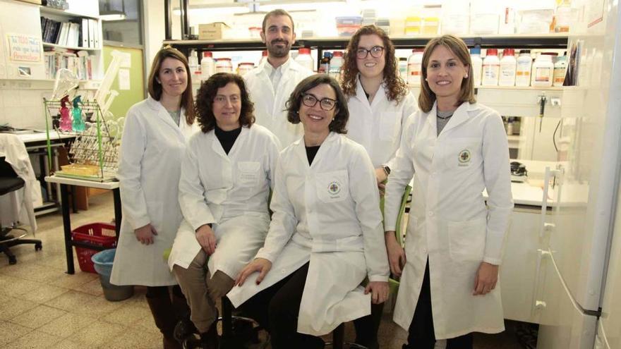 Miembros del Grupo de Investigación &quot;Desarrollo de formas farmacéuticas de aplicación sobre la piel&quot; de la CEU-UCH y autores del estudio.