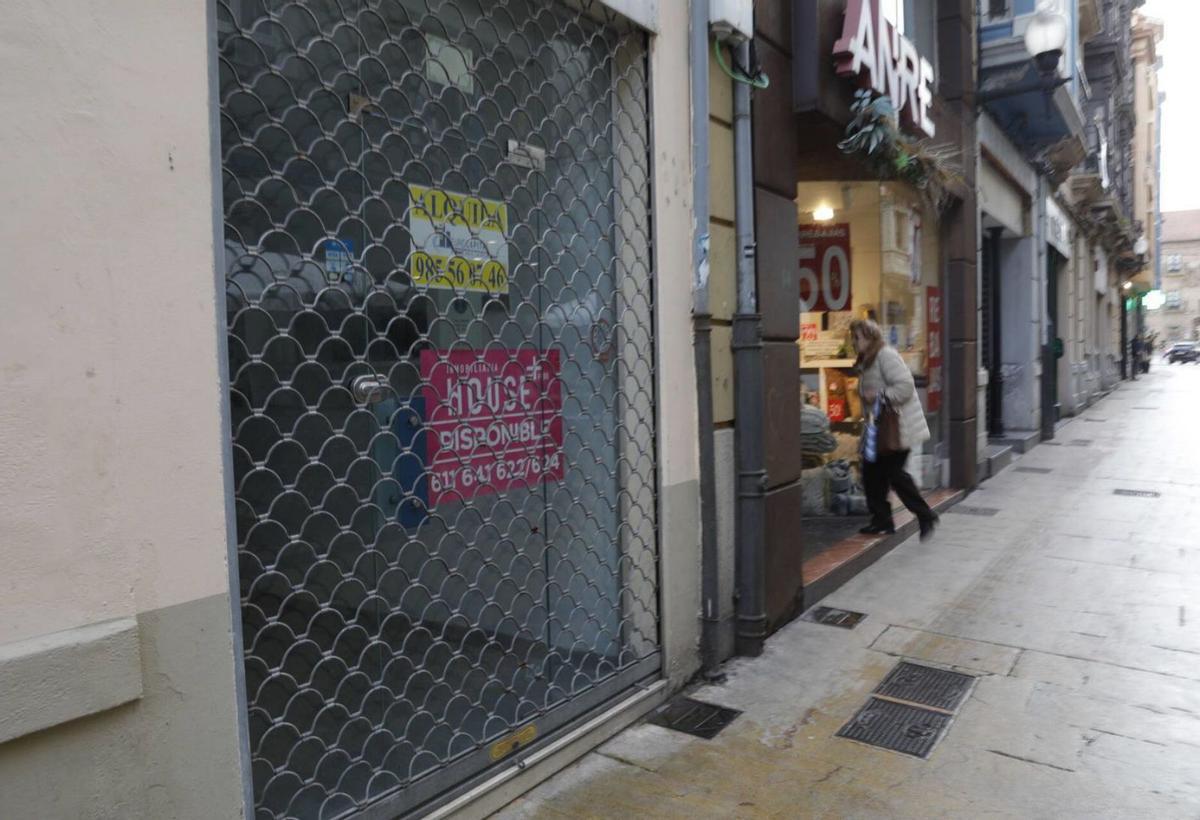 Un local para comercio en la calle de La Fruta, en el casco histórico de Avilés. | FIRMA