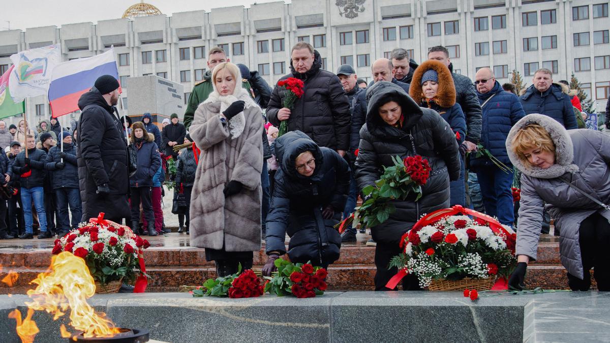 Varias personas participan en una ceremonia en memoria de los soldados rusos muertos