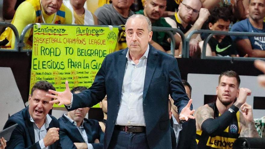 Vidorreta, con los brazos abiertos en el partido de ayer.